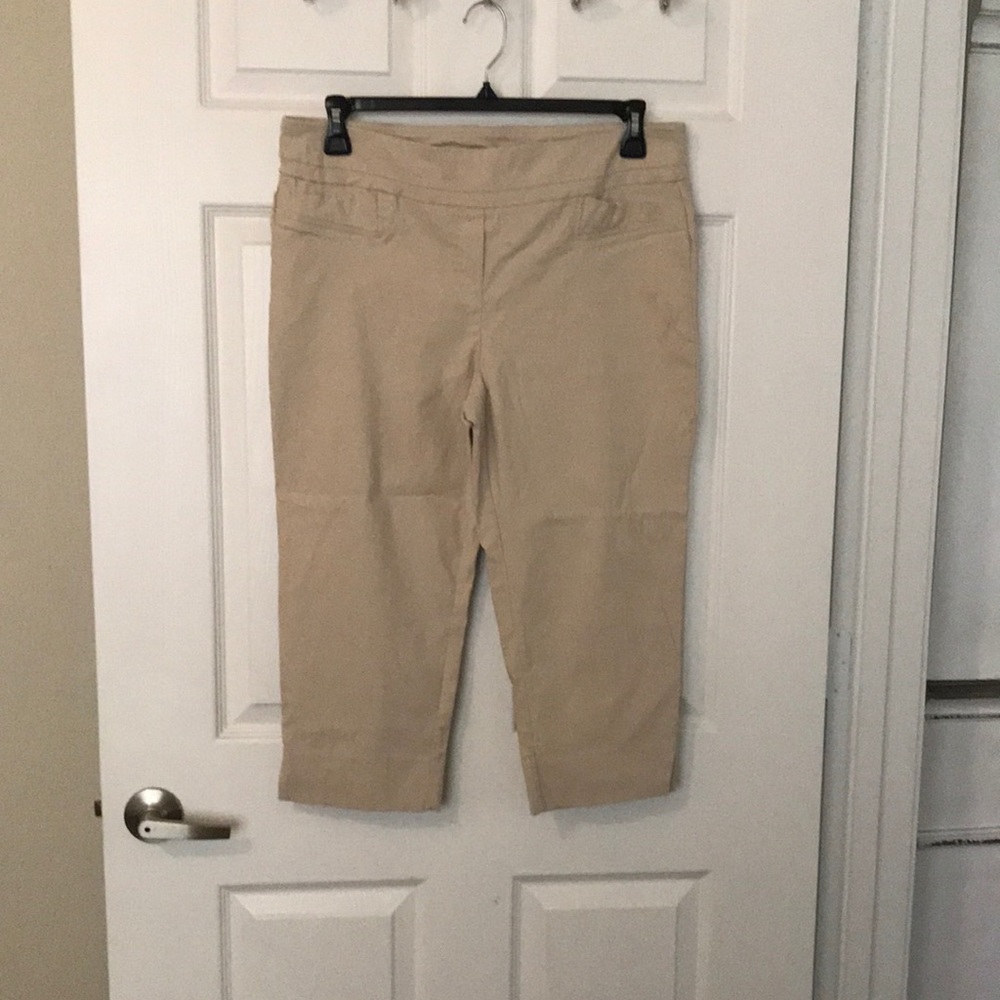 Cute khaki colored capris/ petite size 14 🌷